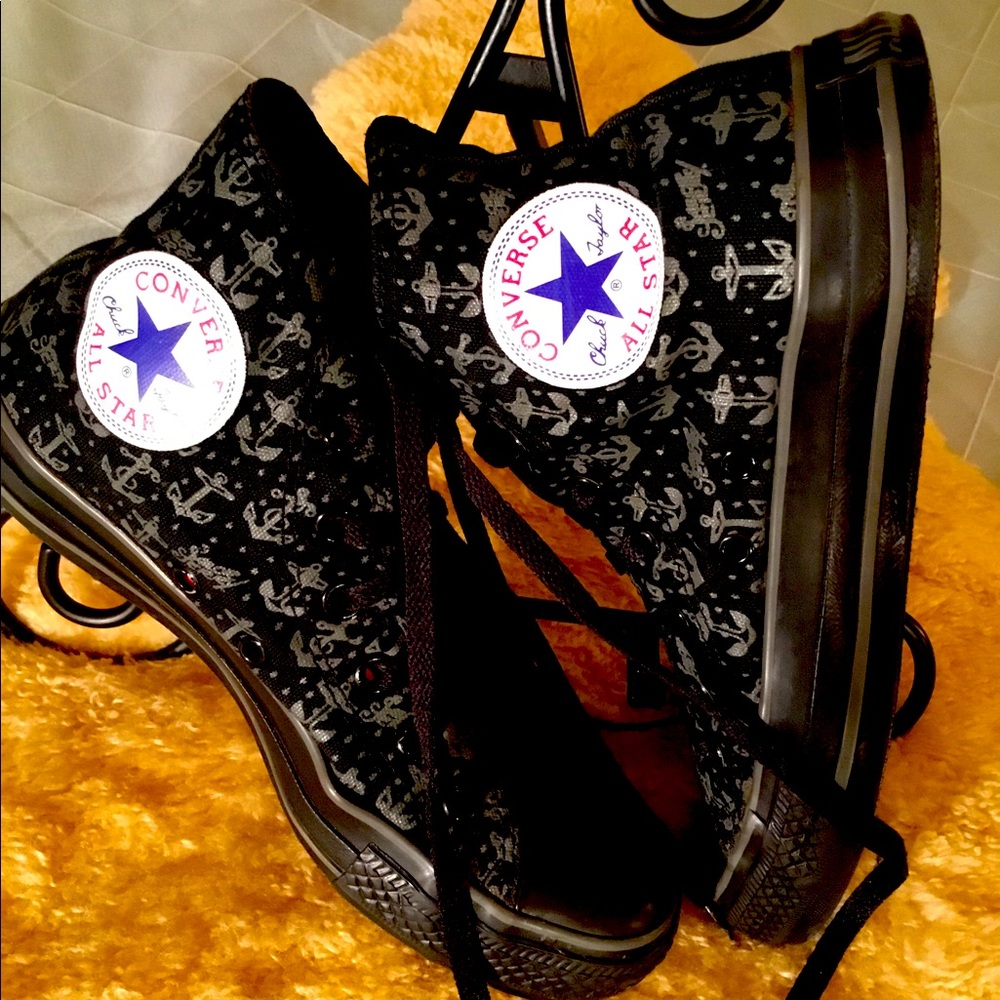 CONVERSE SHOES SIZE 5 EXCELLENT CONDITION.